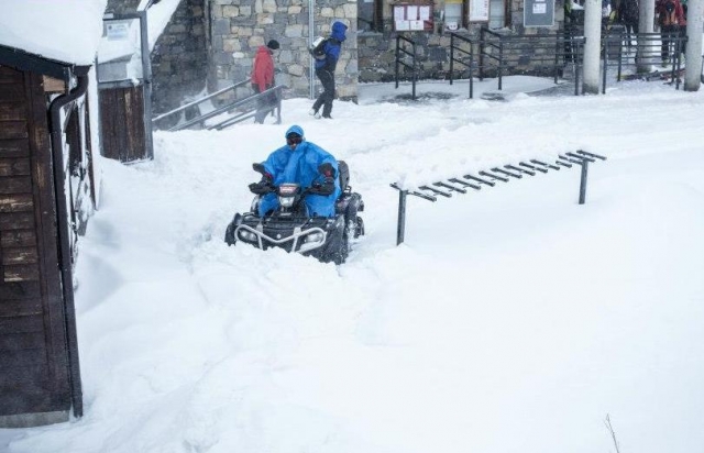 雪地里全速行驶 